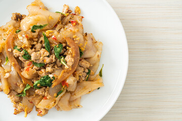 Stir-fried noodle with minced chicken and basil