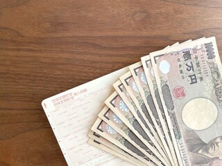 机の上の通帳と10万円