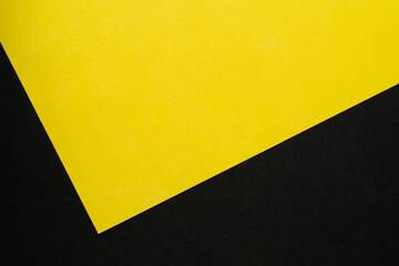 黄色と黒色の色画用紙