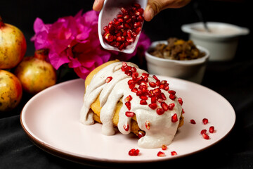 Fotografía de Chiles en Nogada: chile poblano relleno, cubierto con nogada, granada y perejil. Un platillo mexicano tradicional, ideal para editoriales gastronómicas y celebraciones culturales.
