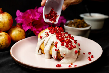Fotografía de Chiles en Nogada: chile poblano relleno, cubierto con nogada, granada y perejil. Un platillo mexicano tradicional, ideal para editoriales gastronómicas y celebraciones culturales.