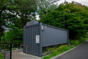 Obraz premium 受動喫煙対策で設けられた喫煙コンテナ【八幡山駅周辺指定喫煙場所】 （東京都世田谷区八幡山）