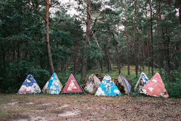 Pomalowane smocze zęby przeciwczołgowe w lesie © Rafal Kot