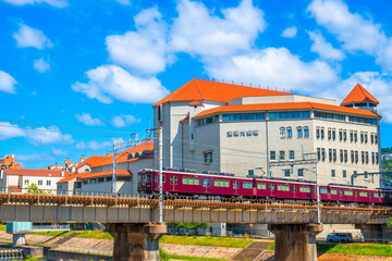 宝塚大劇場と阪急電車の都市風景