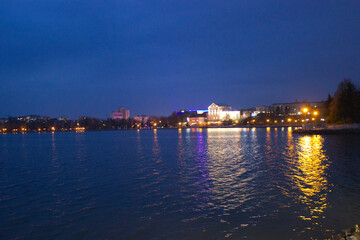 Obraz premium Scenic Nighttime Waterfront with Illuminated City Skyline