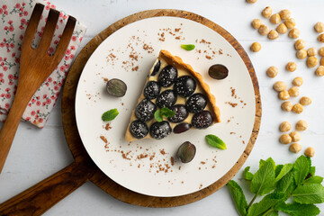 Delicious black grape cake with pastry cream.