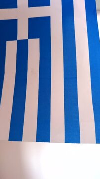 Bandera de Grecia  vertical en movimiento