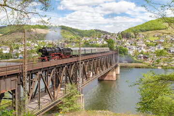 52_8154 am 28. April 2018 auf der Moselbrücke in Bullay