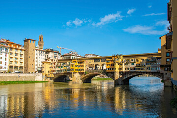 Obraz premium Ponte Vecchio, die älteste Brücke über den Fluss Arno, Florenz, Italien 
