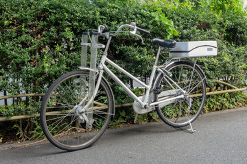 Fototapeta premium 警察官用の白い自転車