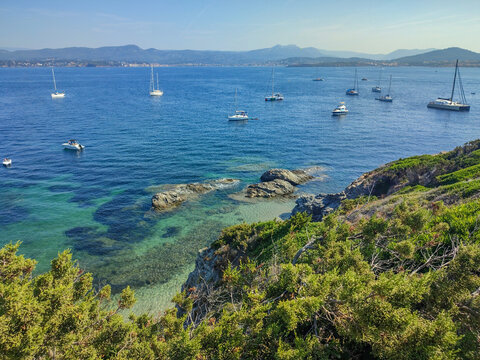 Paysage de bord de mer sur la C&ocirc;te d'Azur dans le Sud de la France, depuis l'&icirc;le des Embiez Paul Ricard avec des eaux cristallines