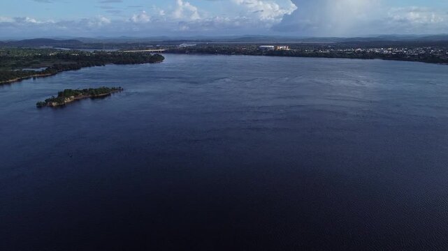 El R&iacute;o Caron&iacute; y la ciudad de Puerto Ordaz de Venezuela desde el dron