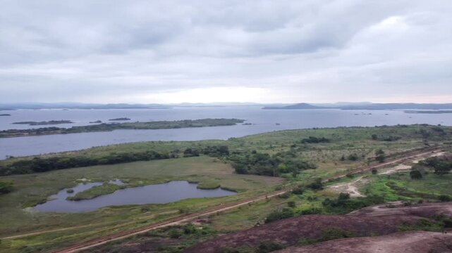 Vistas a&eacute;reas desde La Piedra del Elefante de Puerto Ordaz, viendo el imponente R&iacute;o Caron&iacute;
