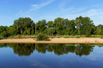 Fototapeta premium Loire river and sandbar in the preserved natural site of Bonny islandsLoire river in the preserved natural site of Bonny islands