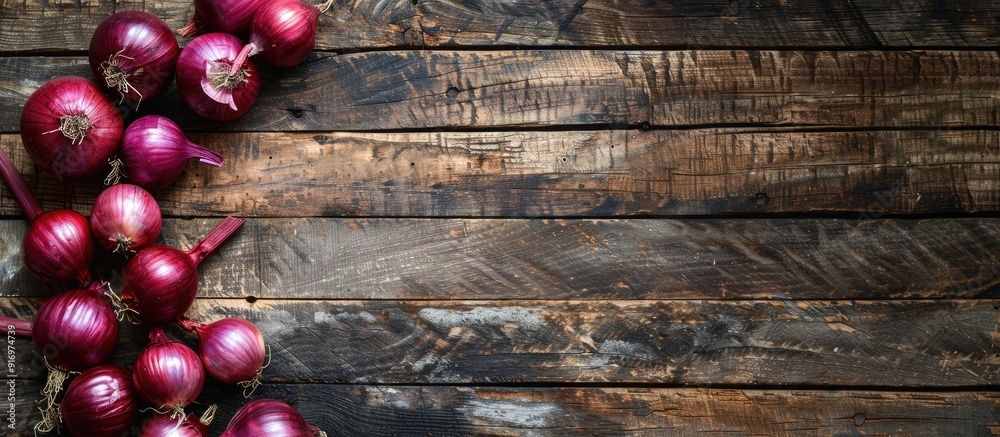 Poster Rustic wood background with red onions offering copy space image