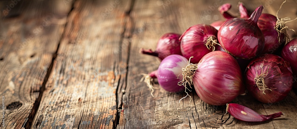 Poster old rustic wood table background with spanish onions creates a picturesque setting for a copy space 