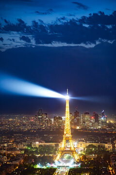 Paris, Fran&ccedil;a. Julho 30 de 2024: Imagem a&eacute;rea noturna da torre Eiffel e Campo de Marte durante os jogos ol&iacute;mpicos. 