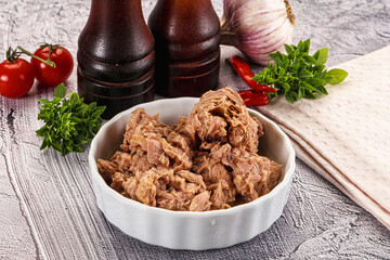 Canned tuna preserve for salad