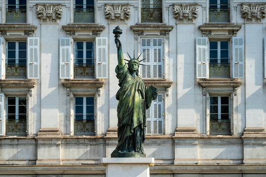 Freiheitsstatue vor der Oper in Nizza