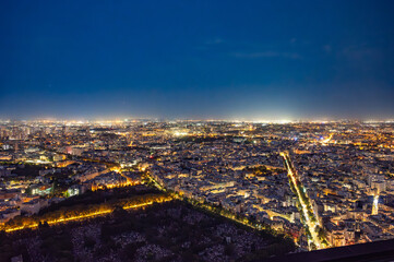 Imagem aérea noturna da cidade de Paris na França em 2024.