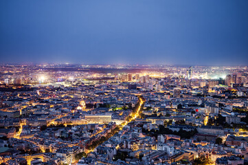 Fototapeta premium Imagem aérea noturna da cidade de Paris na França em 2024.