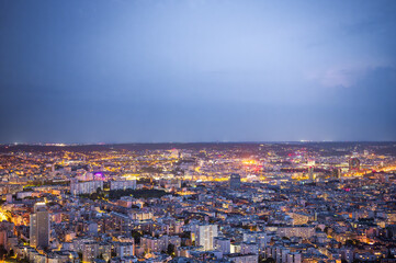 Imagem aérea noturna da cidade de Paris na França em 2024.