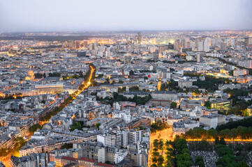 Imagem aérea em final de tarde da cidade de Paris na França em 2024.