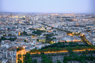 Imagem aérea noturna da cidade de Paris na França em 2024.