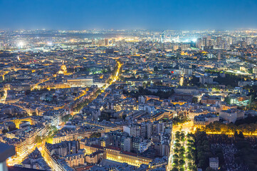 Obraz premium Imagem aérea noturna da cidade de Paris na França em 2024.