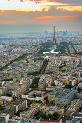 Imagem a&eacute;rea em final de tarde da cidade de Paris na Fran&ccedil;a em 2024.