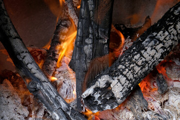 Feu de bois avec des flammes et des braises en gros plan