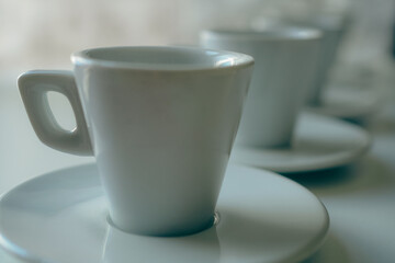 白いコーヒーカップとソーサー　白背景　モックアップ