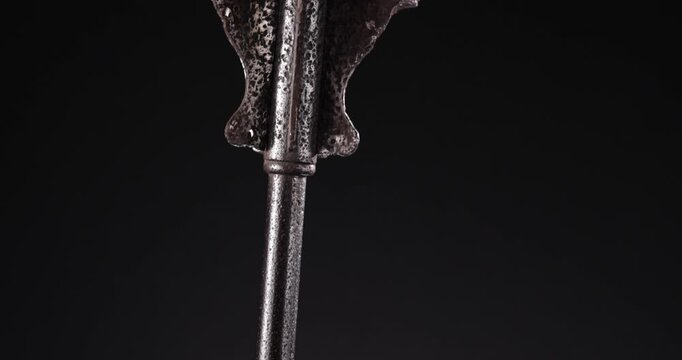 Detailaufnahme einer alten historischen Schmiedekunst Keule Streitkolben eines mittelalterlichen Soldaten Aggressor vor schwarzem Hintergrund