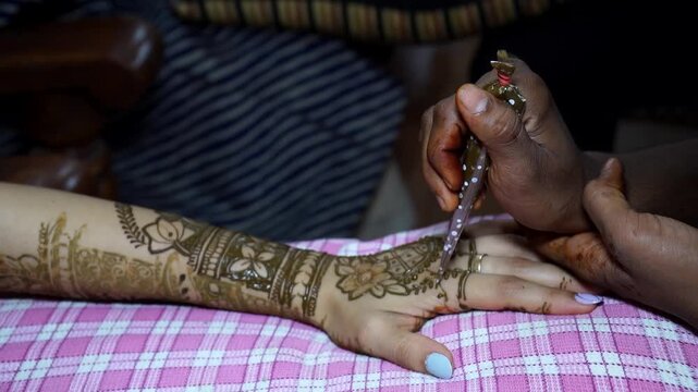 Mumbai, India 23rd July 2024: Close-up shots of an Indian bride getting henna also known as Mehendi or mehndi done. Henna pattern. Traditional Rasam or rivaz of done with henna mehandi