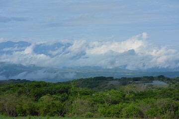 montaña con nubes
