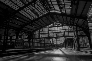 Estación de trenes Berlin en blanco y negro. Alemania con torre de televisión al fondo.