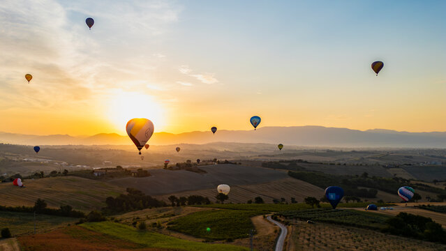 Mongolfiere che volano leggere nei cieli umbri
