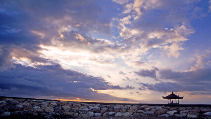 Gewitterstimmung mit rosafarbenerm Himmel über dem Meer