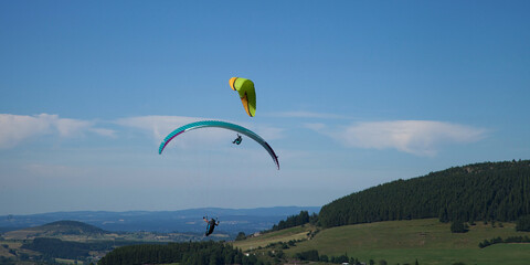 Deux parapentes dans le ciel de la Haute-Loire