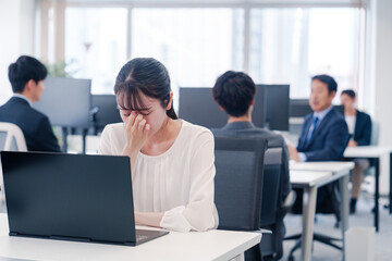 長時間のデスクワークで疲れたビジネスウーマン