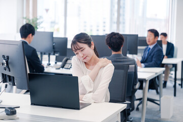長時間のデスクワークで疲れたビジネスウーマン