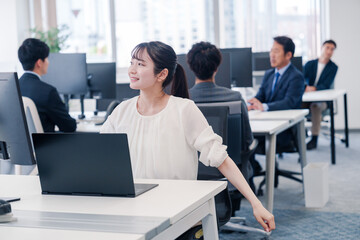 長時間のデスクワークで疲れたビジネスウーマン