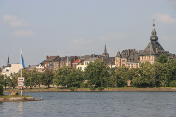 Fototapeta premium Sommer an der Maas; Blick auf die wallonische Kleinstadt Vise