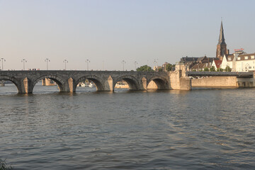 Obraz premium Maastricht; Servatiusbrücke und Stadtteil Wyck mit Sint Martinuskerk