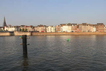 Fototapeta premium Sommerabend in Maastricht; Blick auf den Stadtteil Wyck