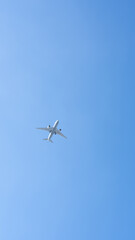 青空を飛ぶ飛行機