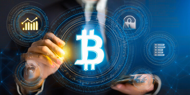 persona ejecutiva examina una pantalla con criptomoneda bitcoin con iconos graficos de informes y datos sobre rentabilidad ganancias en los mercados