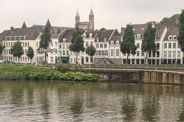 Maastricht; Maaspromenade mit Liebfrauenbasilika