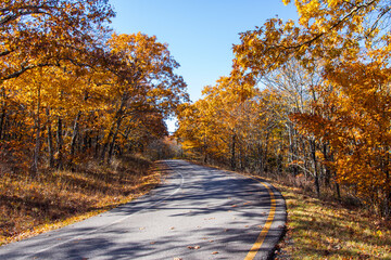 Obraz premium Overlook Drive on a beautiful fall day at Mount Magazine State Park.