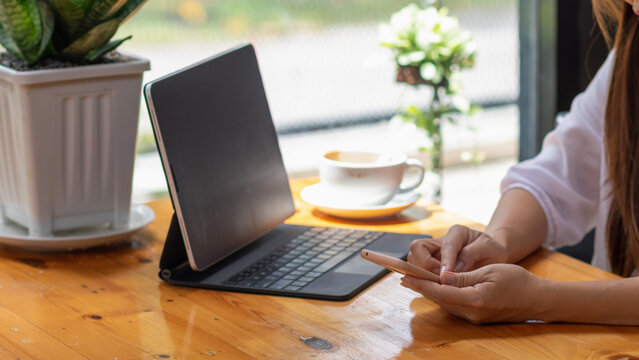 businesswoman is using a smartphone app to contact a business consultant remotely during the coronavirus pandemic to talk to and consult with Consulting on business issues that are in trouble